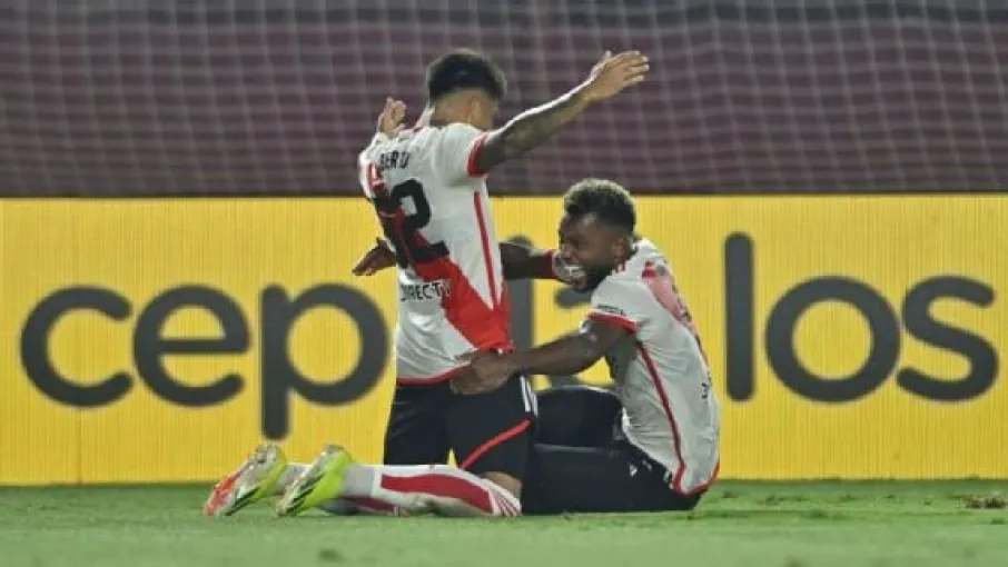 DEBUT GOLEADOR. Ruberto, de rodillas, celebra con Miguel Borja el 2-0 de River.