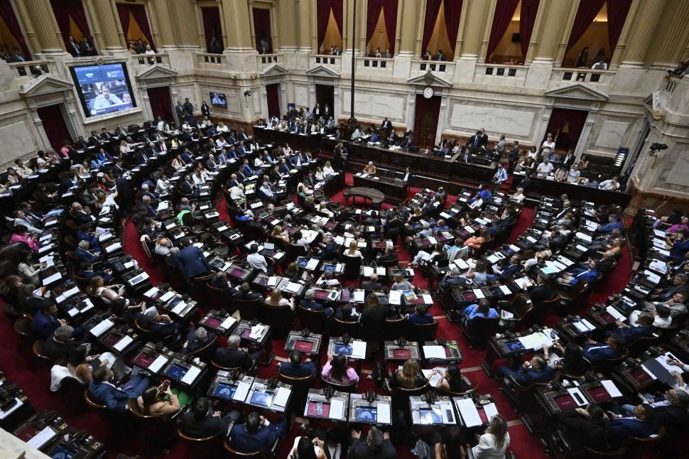 EN LA CÁMARA BAJA. Los diputados nacionales expusieron durante 11 horas hasta que se aprobó el cuarto intermedio de la maratónica sesión.