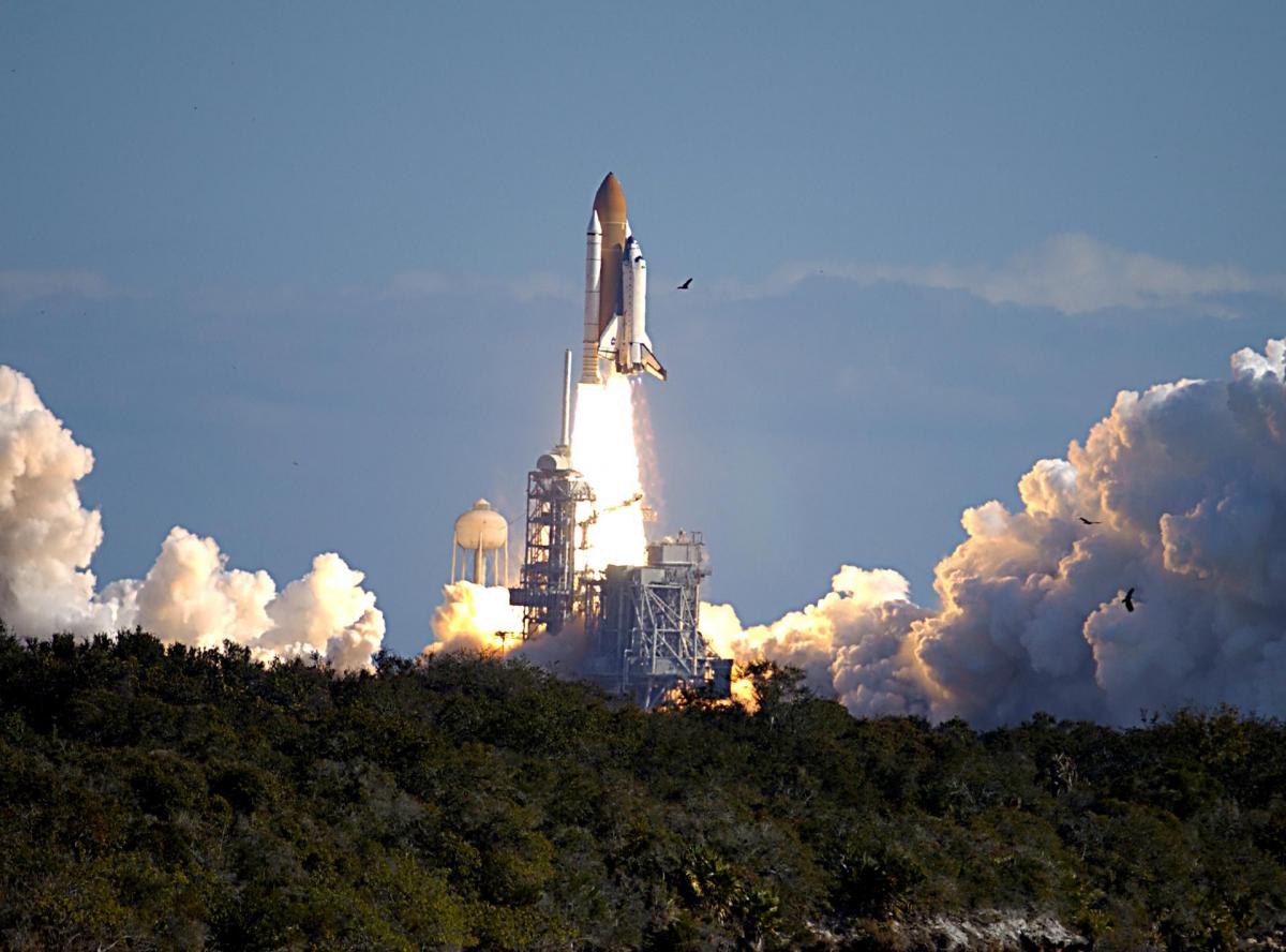 Despegue del Space Shuttle Orbiter Columbia en su misión número 28, la STS-107.