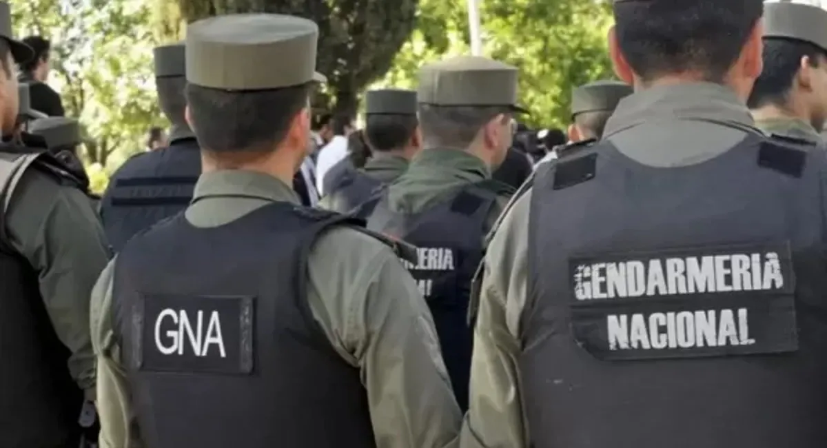 Encontraron 12 botellas con marihuana en el tanque de nafta de un auto