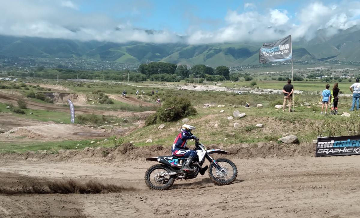 EN OJO DE AGUA. El paisaje de fondo con las montañas y las nubes generan fotos diferentes de los pilotos arriba de la moto. FOTO MARCOS SENA