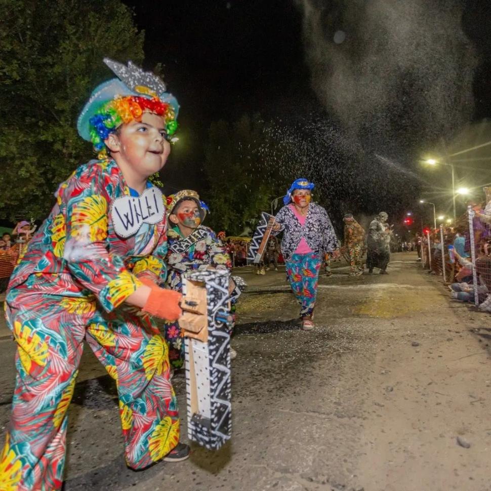 GRANDES Y CHICOS. Los más pequeños también se suman a la alegría del carnaval.