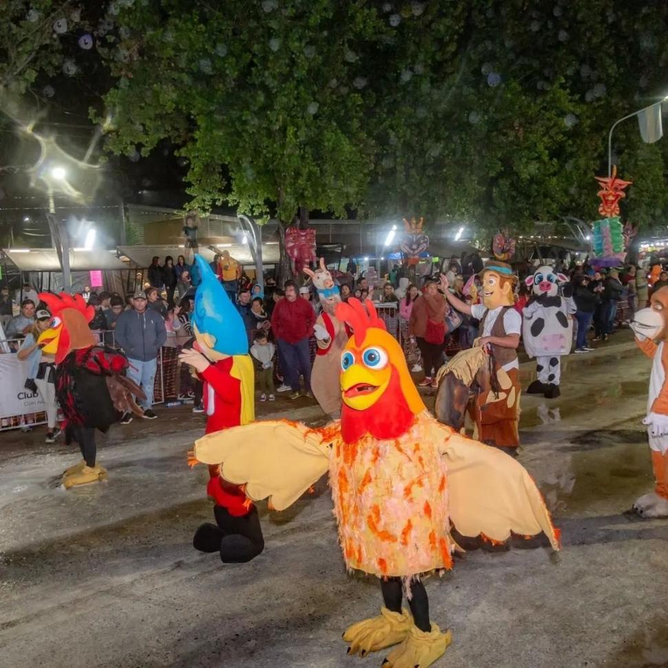 LA GRANJA. Disfrazados de animales, esta fue una de las comparsas más celebradas durante los corsos de 2023 en Famaillá.