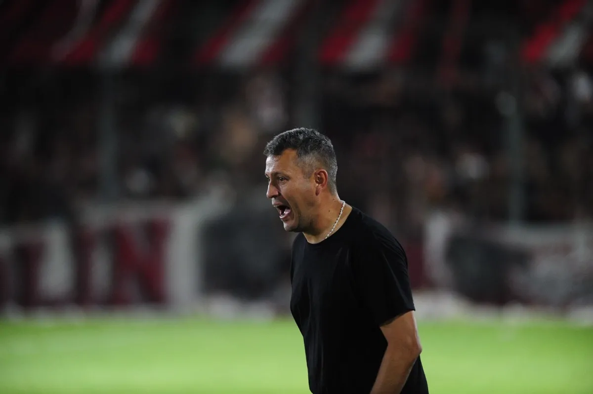 ENFOCADO. Flores analizó al detalle el partido y no paró ni un segundo de dar indicaciones. LA GACETA/ Foto de Diego Aráoz. 