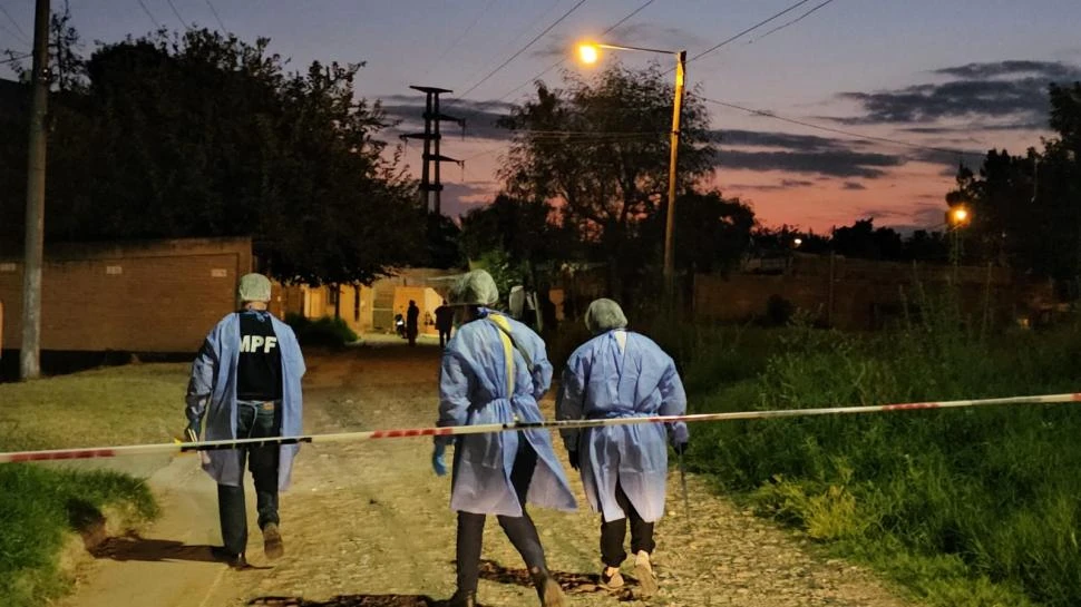 EN PLENA TAREA. Los peritos del ECIF recorren las calles del barrio Oeste II buscando pruebas para esclarecer uno de los homicidios de este mes. 