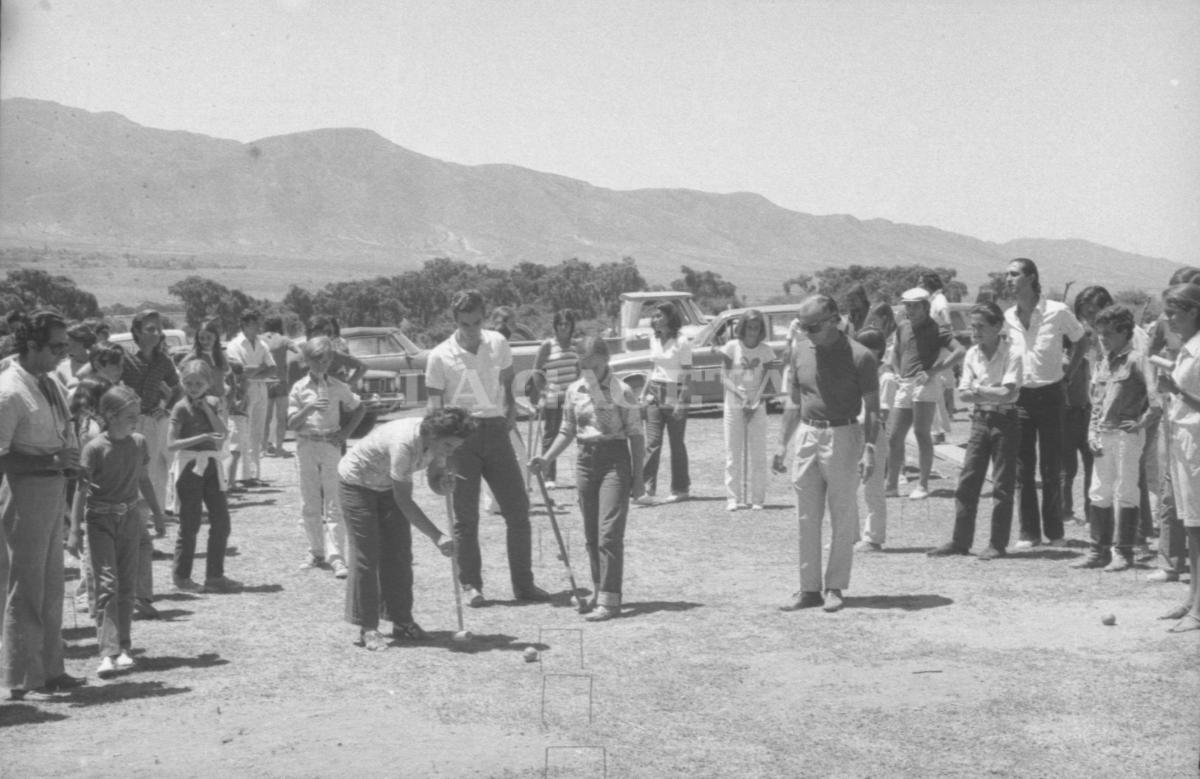PRIMERA OLIMPIADA INTERVILLA1972. Tucumanos jugando el criquet. 