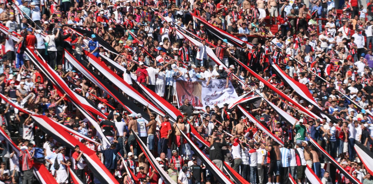 ANTES DE LA TRAGEDÍA. La pelea con el hincha de Chacarita, se inició en la tribuna popular de San Martín. Foto tomada de Clarín. 