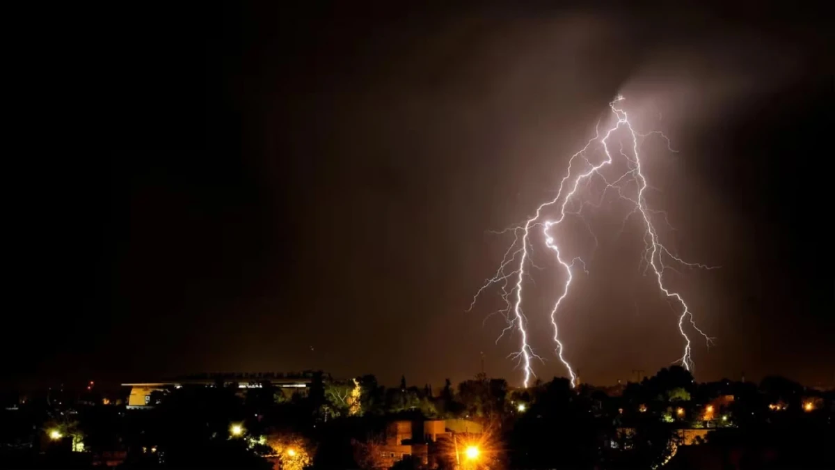 Alerta amarilla por fuertes tormentas y vientos para dos regiones de la Argentina: ¿será un alivio a la ola de calor?