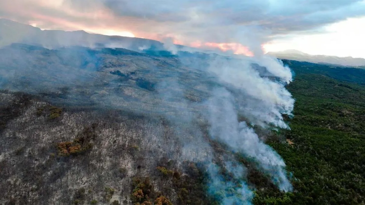 El fuego no da tregua. 