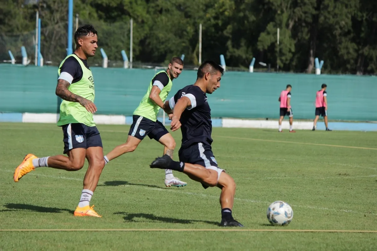 ESPERANDO EL LLAMADO. Guillermo Acosta entrenó a la par de sus compañeros y podría reaparecer más rápido de lo previsto. Foto gentileza de Alejandro Domínguez/Prensa AT.