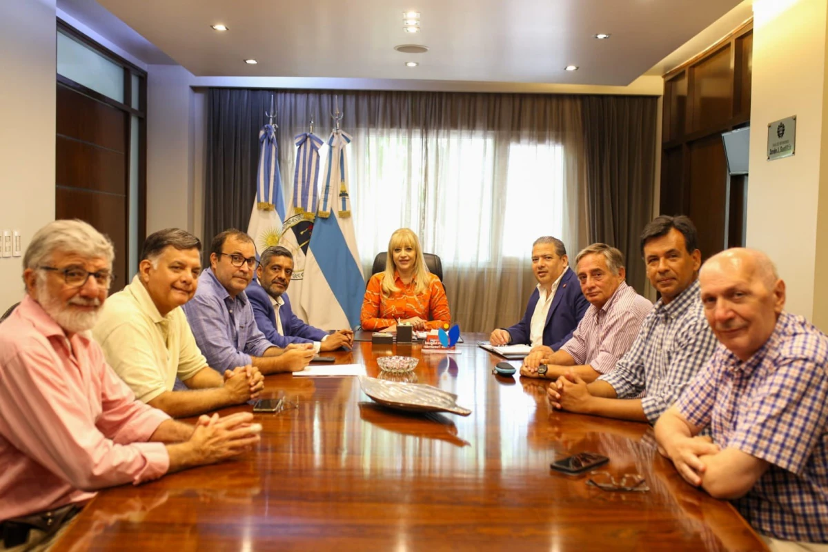 La intendenta Rossana Chahla, con los profesionales.