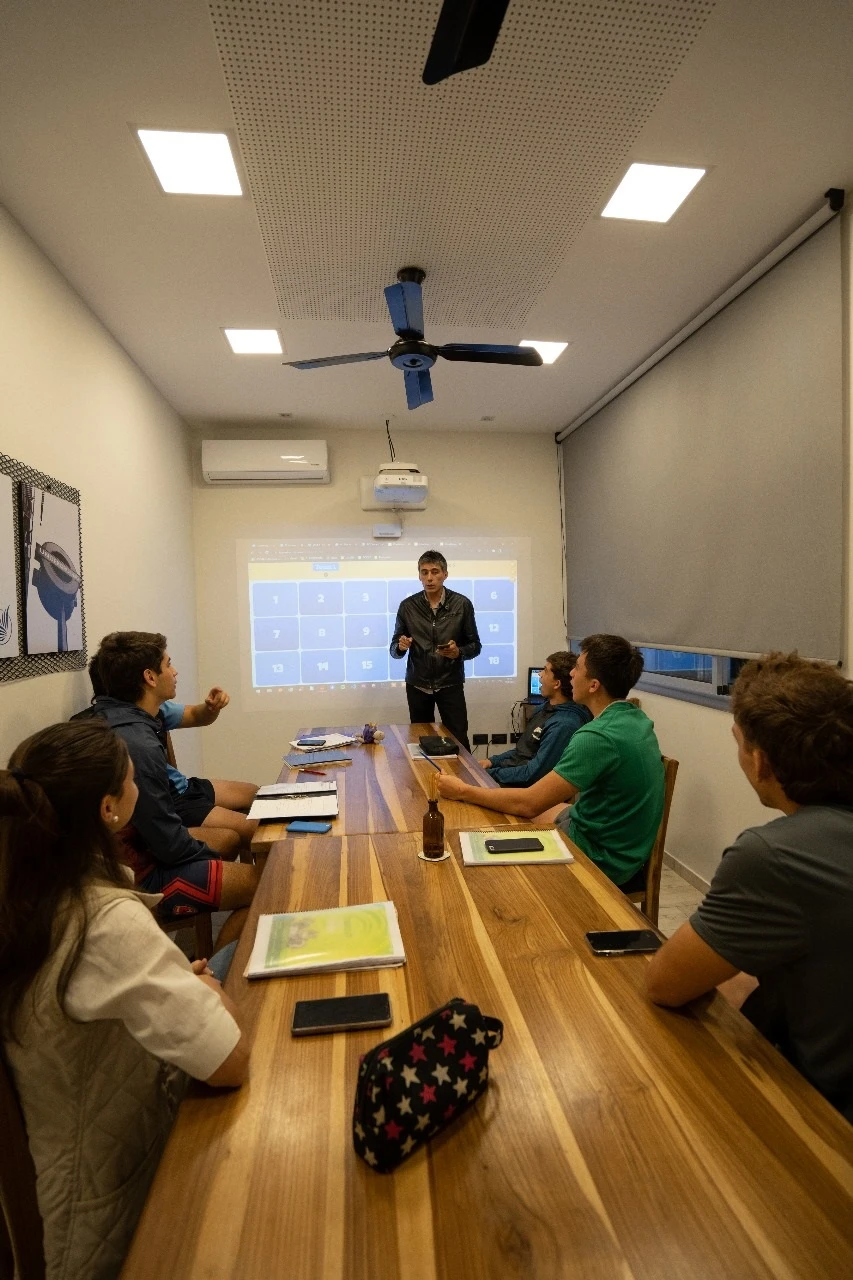 EN PLENA CLASE. Aprender inglés de alto nivel es posible en Yerba Buena en las aulas de Phoenix.