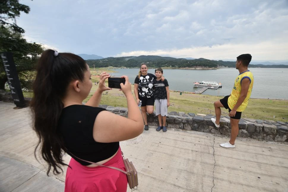 UNA TARE DE TURISMO Y PASEOS. El Cadillal ejerce un atractivo para los visitantes. LA GACETA / FOTO DE OSVALDO RIPOLL. 