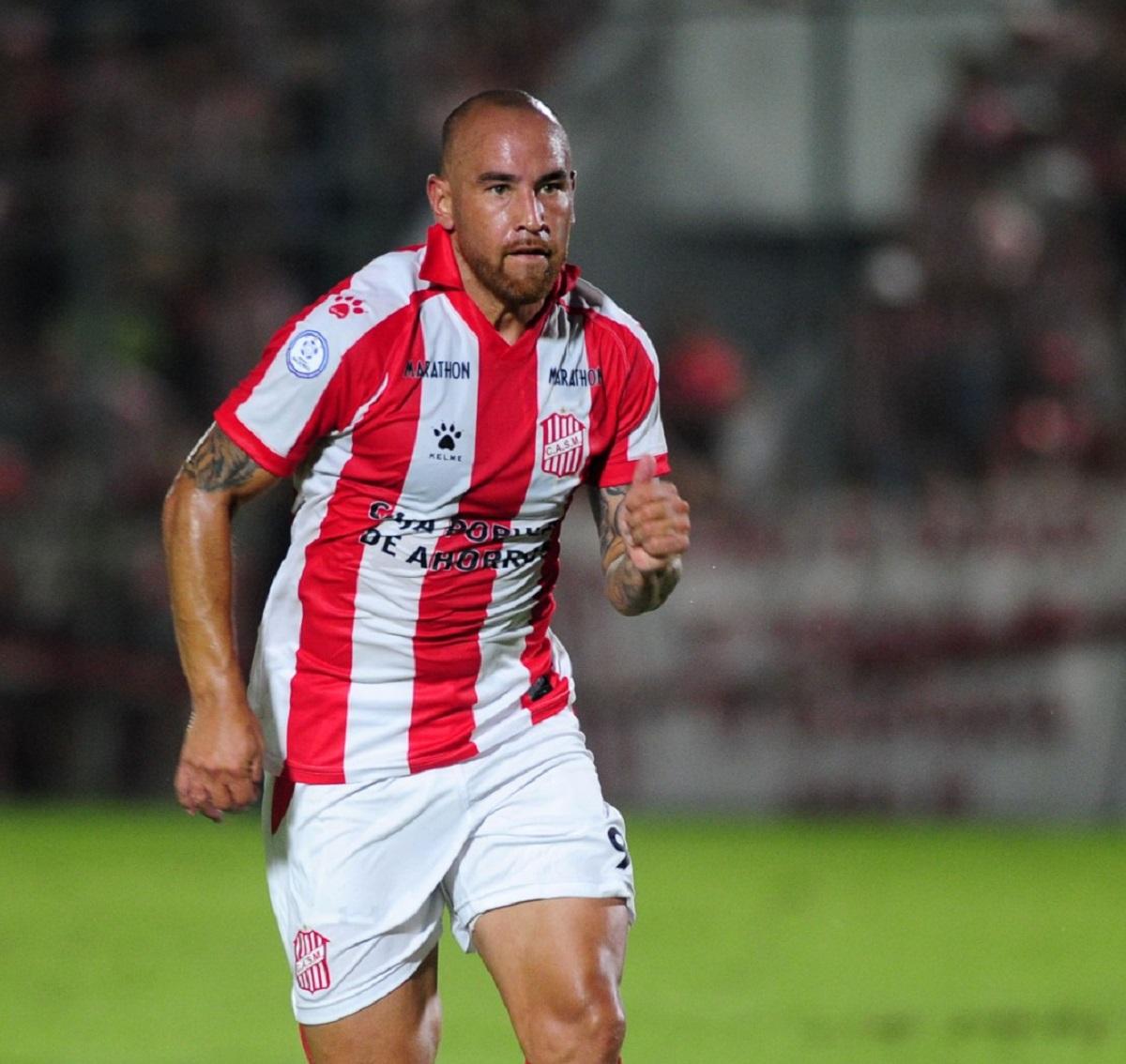 JERARQUÍA EN EL ATAQUE. Arias tuvo varias oportunidades para marcar y participó en la jugada previa al 1-0. LA GACETA/ Foto de Diego Aráoz.