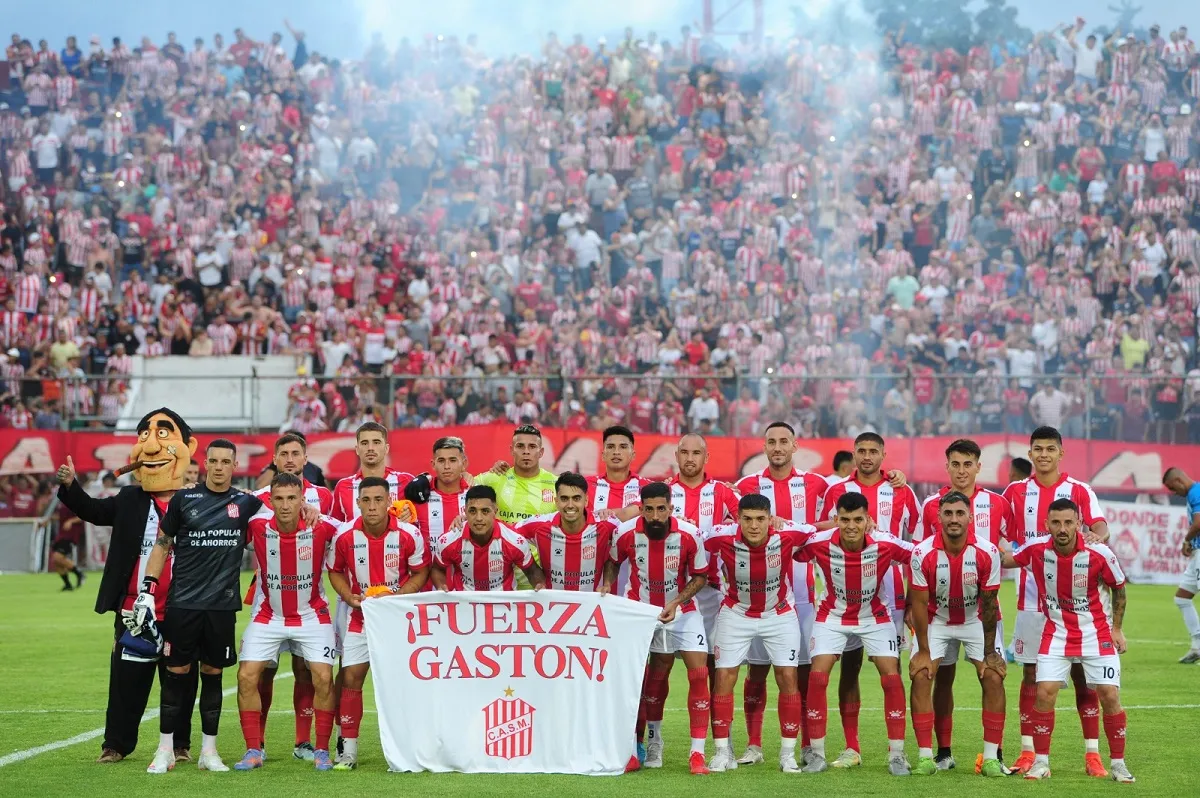 PRESENTACIÓN ANTE LOS HINCHAS. En la previa al duelo con Gimnasia de Jujuy, el plantel profesional posó con la mayoría de sus integrantes. LA GACETA/Foto de Juan Pablo Sánchez Noli.