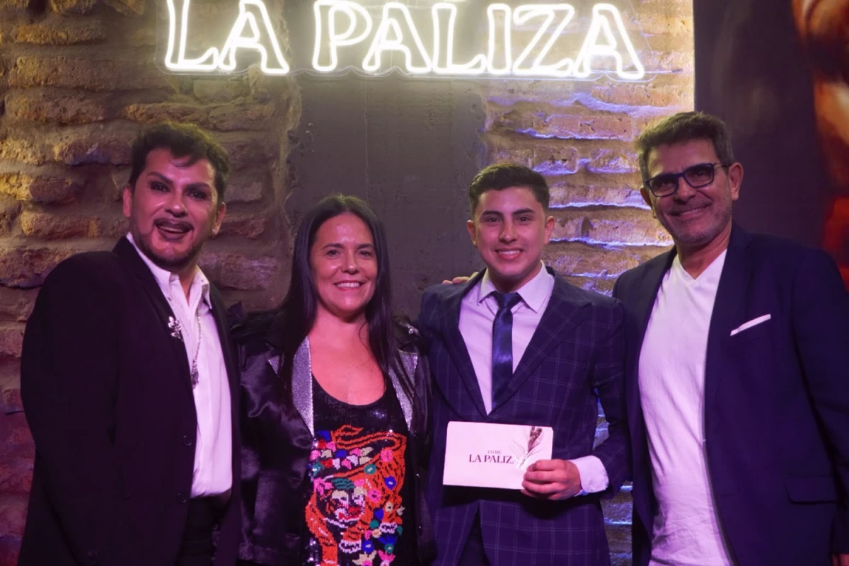 PRIMER PREMIO. Julián Melo Tell junto con el jurado que lo vio ganador.