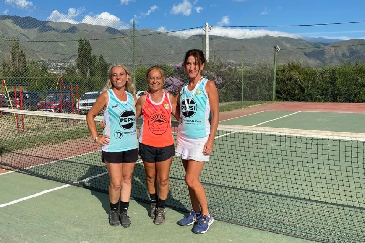 ORGULLOSAS. Lucia y “Anita” Terán junto a “Mecha” Cossio, tres referentes de Tafí posaron sonrientes tras la finalización del intervillas. LA GACETA/Foto de Daniel Alfredo Coronel.