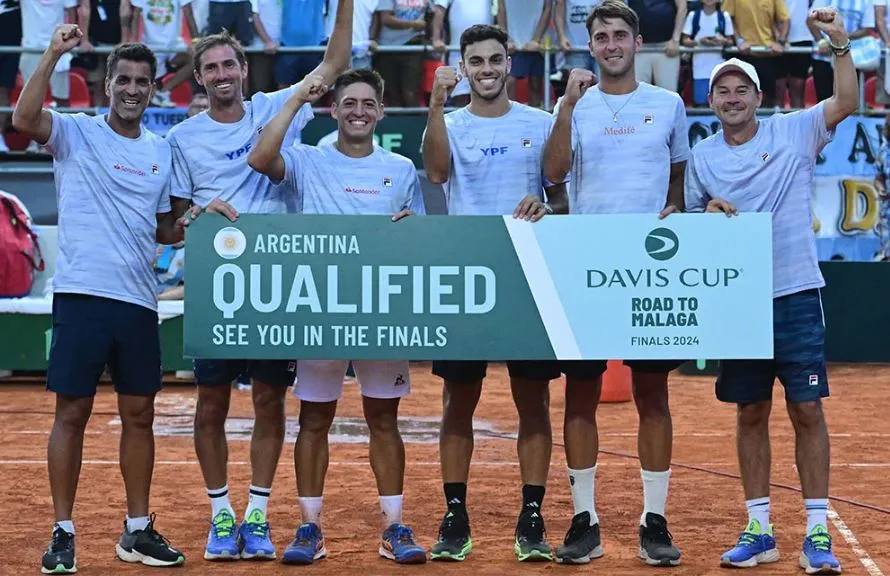 MERECIDO. El equipo argentino sonriente tras el titánico esfuerzo para lograr la victoria.