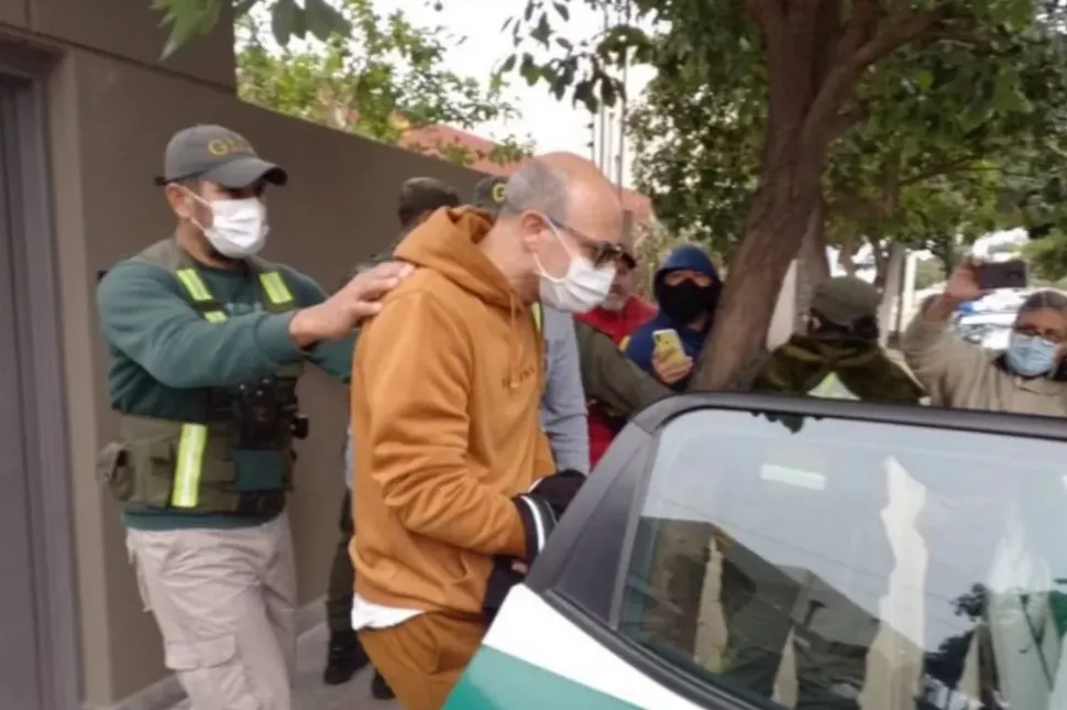 En abril de 2022, Edgar Adhemar Bacchiani sale esposado de su casa. FOTO Diario El Ancasti de Catamarca.