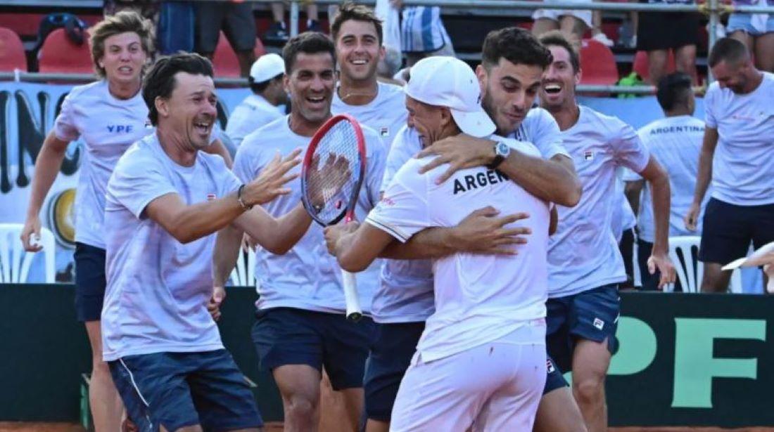 FESTEJO. Todo el equipo abraza a Báez (de espalda) que estaba exhausto tras ganar.