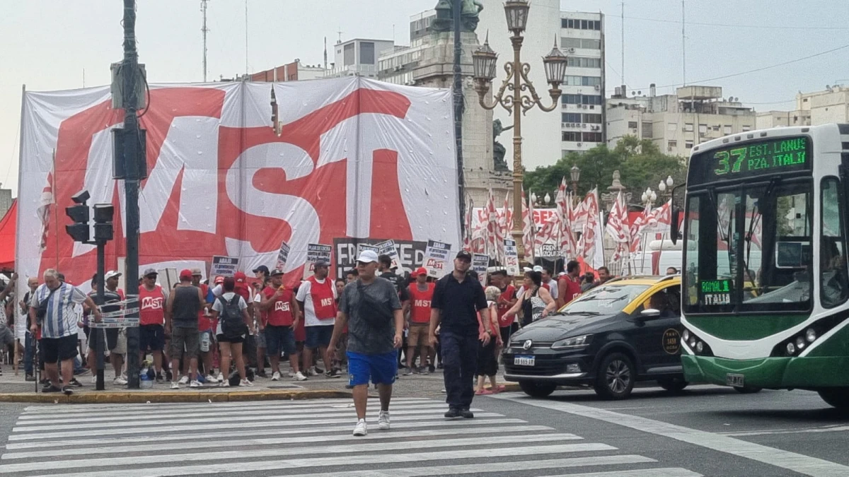 Organizaciones y movimientos sociales se manifiestan en contra de la ley Bases. 