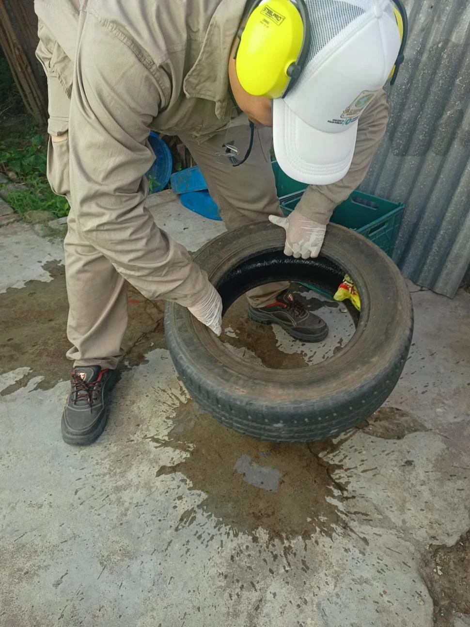 PREVENCIÓN. Es fundamental eliminar los objetos que puedan acumular agua y ser criaderos de mosquitos. 