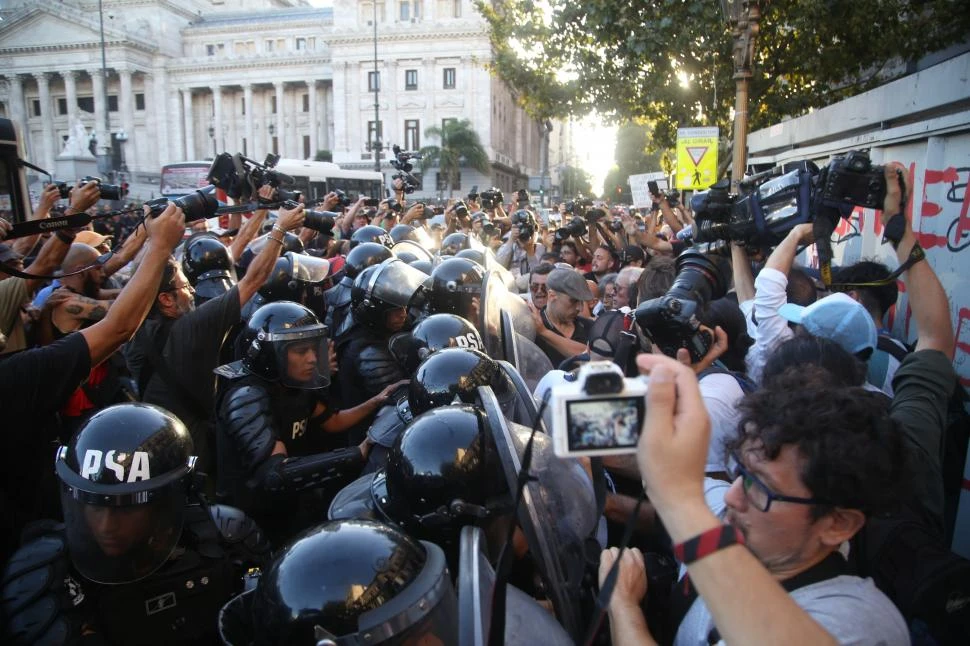 VIOLENCIA Y REPRESIÓN. La semana pasada, cuando comenzó la sesión en Diputados, hubo incidentes con manifestantes frente al Congreso.