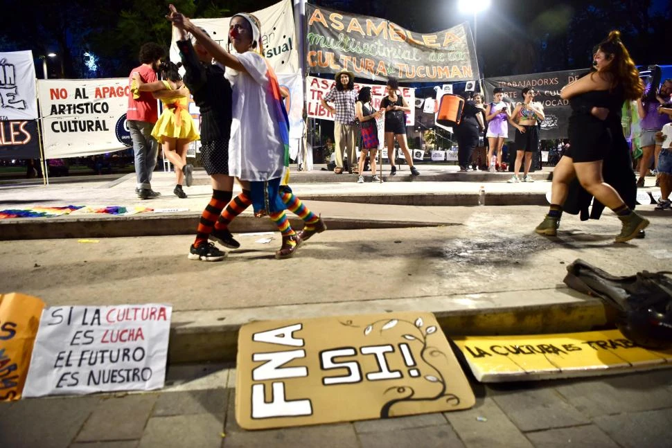 PROTESTA ARTÍSTICA. En la plaza Independencia hubo distintas expresiones. 