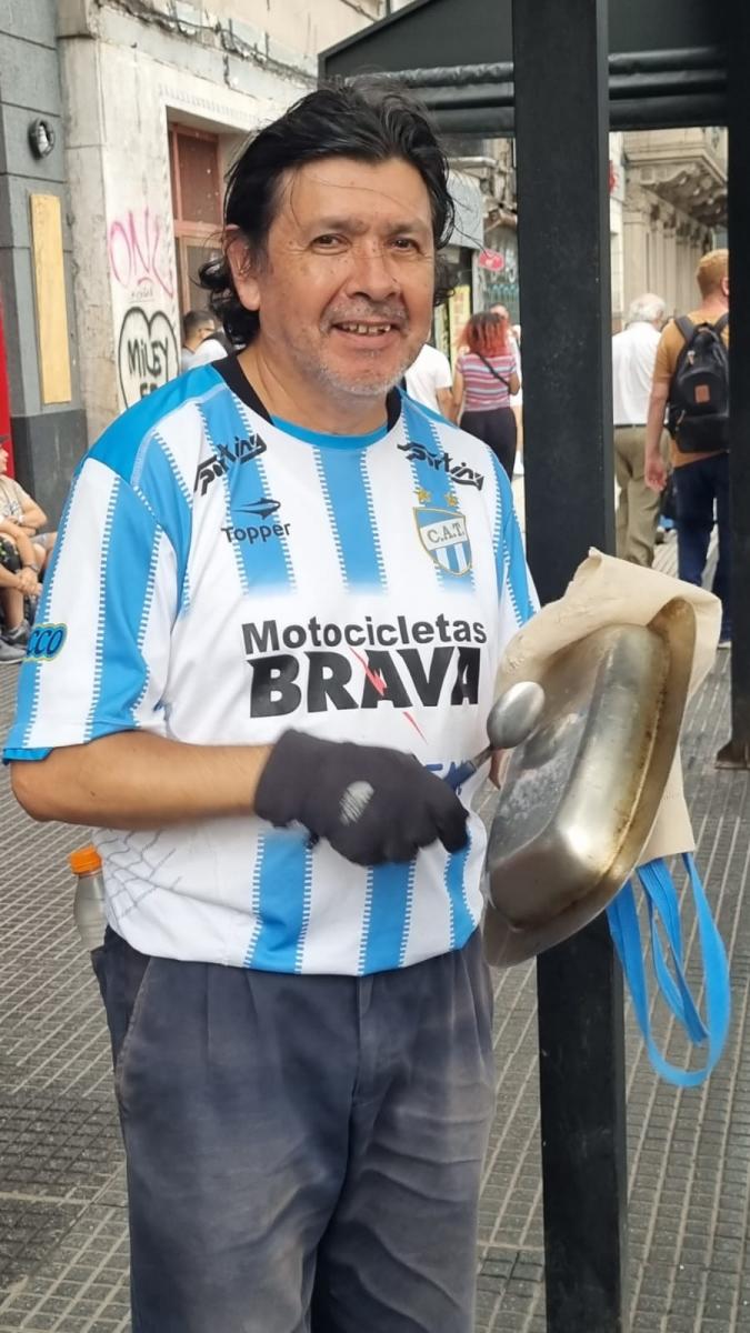 Un tucumano presente en la protesta. 