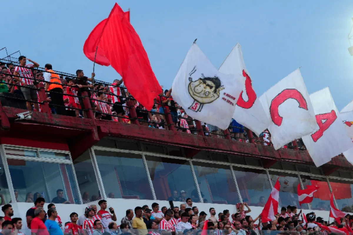 DISTINTAS OPINIONES. Los hinchas de San Martín de Tucumán se refirieron a la indumentaria que utilizará el plantel durante esta temporada. LA GACETA/ Foto de Diego Aráoz.