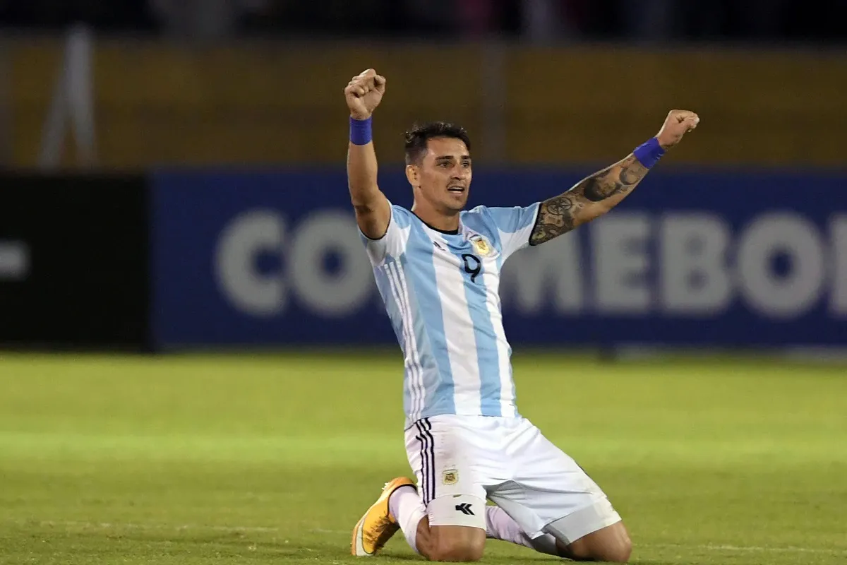 FESTEJO DE GOL. Zampedri celebra su tanto contra El Nacional, con la camiseta que utilizó Lautaro Martínez, en su etapa por la Selección Argentina Sub-20. 