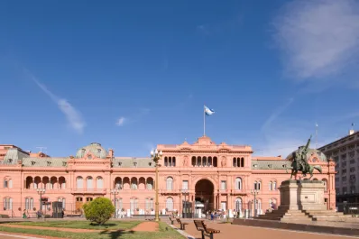 Millonario convenio con encuestadoras para monitorear la opinión pública