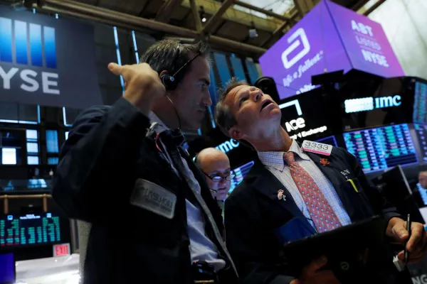 El fracaso de la ley ómnibus repercute en los mercados: se derrumban los ADRs en Wall Street