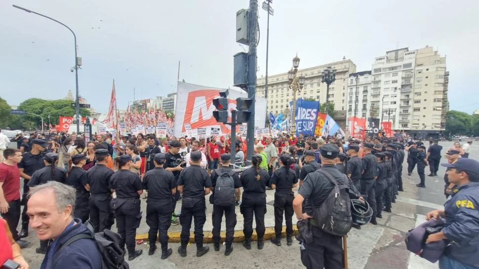 LA IMAGEN DEL DÍA. Las agrupaciones de izquierda mantuvieron una tensa protesta, marcados por la Policía. la gaceta / fotos de juan manuel montero