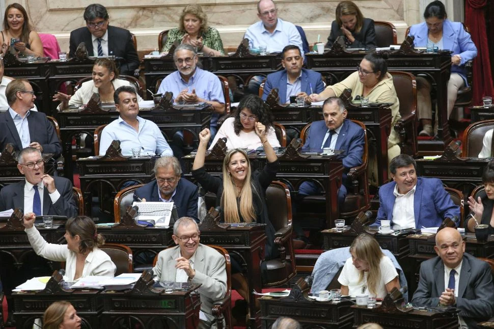 FESTEJO EN LAS BANCAS. El bloque de Unión por la Patria celebró con aplausos, cánticos y sonrisas que no haya prosperado la iniciativa para otorgar facultades a Milei.