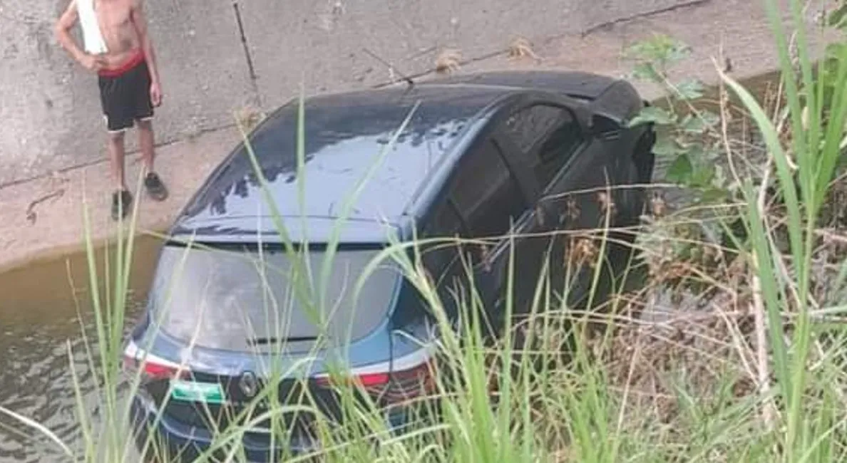 Un auto cayó al canal de la zona del Camino de Sirga