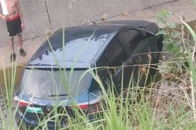 Un auto cayó al canal de la zona del Camino de Sirga