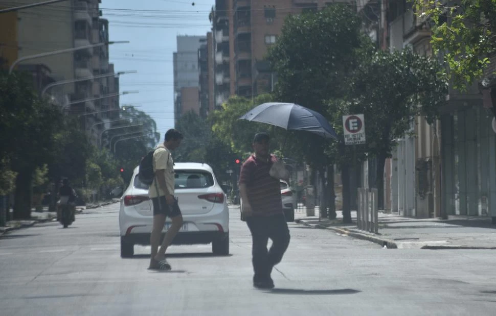 INSOPORTABLE. Salir a la calle con altas temperaturas es agobiante. LA GACETA / FOTO DE OSVALDO RIPOLL