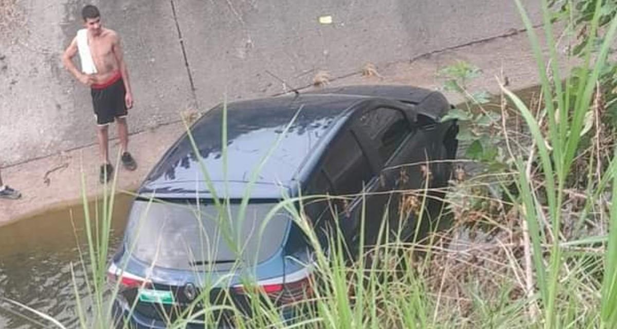 Un auto cayó al canal de la zona del Camino de Sirga