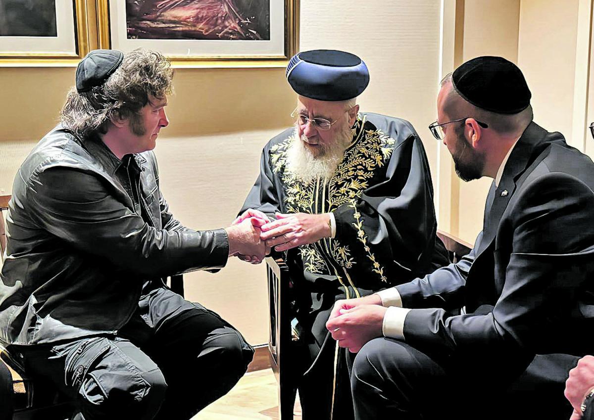 REUNIÓN RELIGIOSA. El presidente Javier Milei mantuvo en Jerusalén un encuentro con los rabinos principales de Israel, Rabino Itzjak Yosef y Rabino David Lau, acompañado por el embajador designado en Israel, rabino Axel Wahnish, en el marco de la gira internacional que lleva adelante en Medio Oriente.