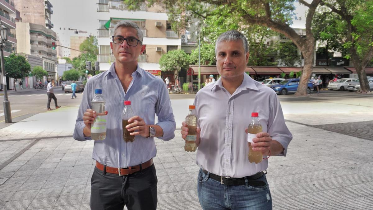 El Siprosa nos dice que tomemos agua por el calor y de las canillas sale un líquido nauseabundo