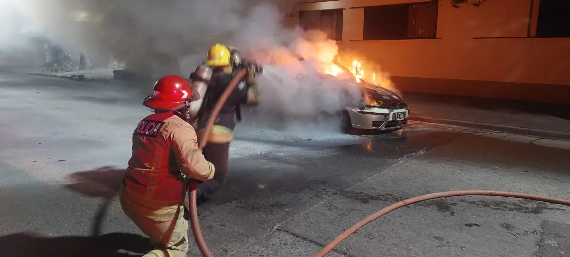 Se incendió un auto en Jujuy y Lavalle