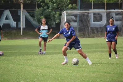 Empezó jugando al fútbol con hombres, formó parte del primer equipo femenino de Atlético y quiere que Tucumán se profesionalice