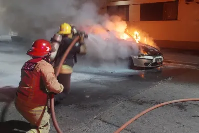 Se incendió un auto en Jujuy y Lavalle