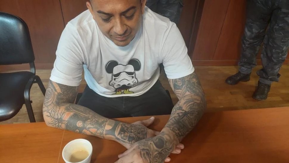 PRUEBA. “Miguelón” tiene los brazos cubiertos con tatuajes.