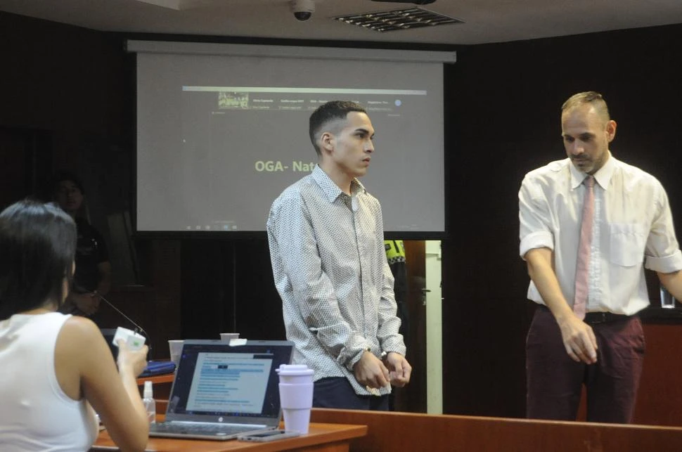 TENSO MOMENTO. Maximiliano Limdon, al estar detenido por robo, ingresó a la sala de audiencia esposada y con una custodia. LA GACETA / FOTO DE ANTONIO FERRONI