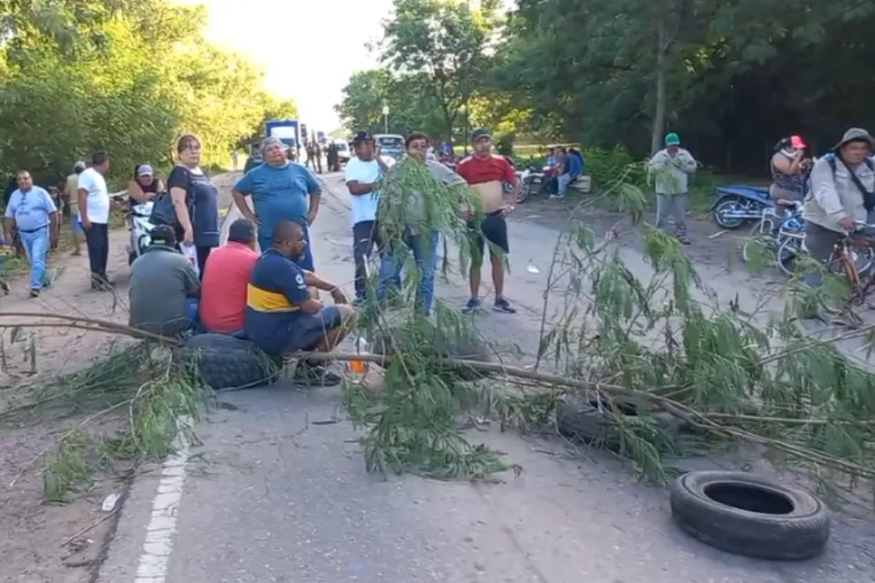 Por la falta de agua, una intendenta cortó la ruta con su gabinete