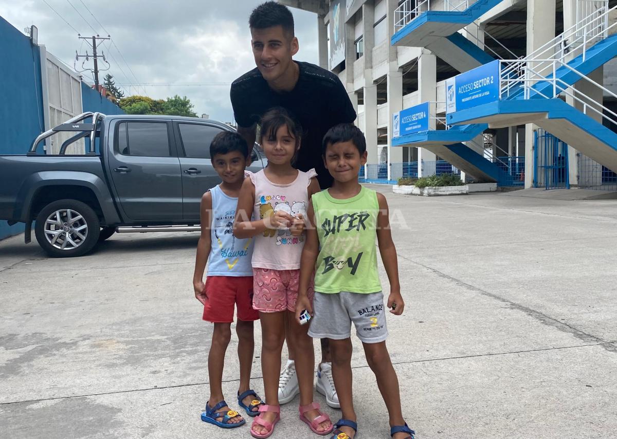 ÍDOLO. Pereyra es el jugador más querido por los hinchas de Atlético; sobre todo por los más chicos. Foto: Daniel Coronel