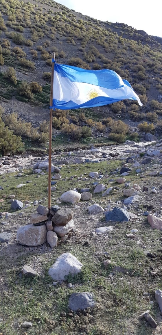 MARCANDO PRESENCIA. Las banderas indican el sitio por donde se pasó.