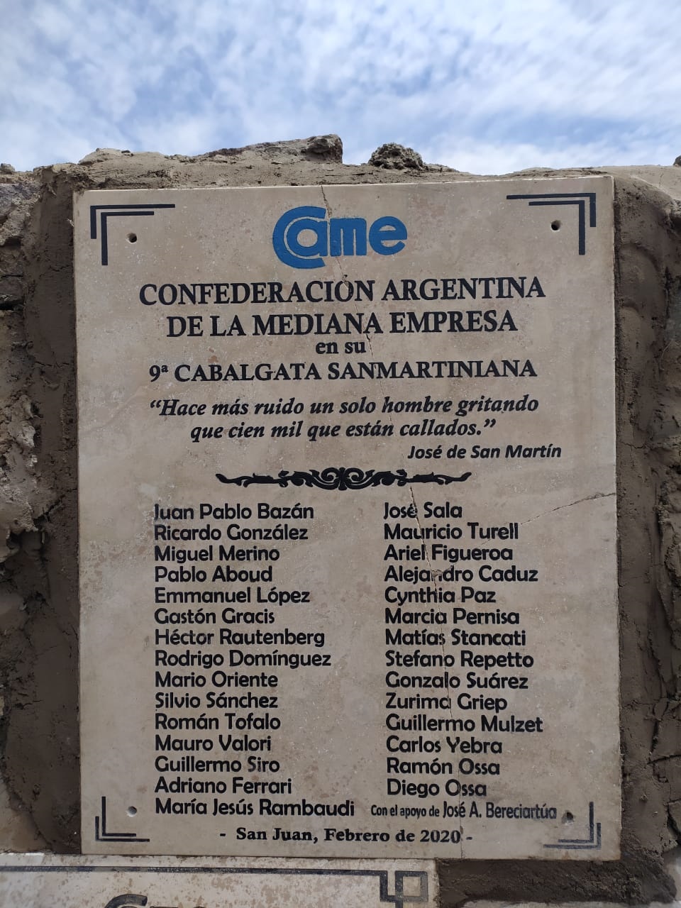 PLACA EN LA MONTAÑA. Uno de los grupos que hizo la expedición.